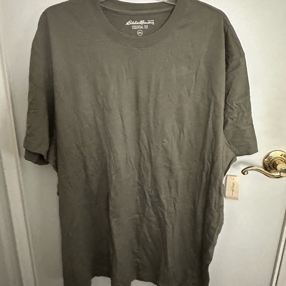 Men’s Eddie Bauer 2 T-Shirt bundle. One green and one brown . Size XXL